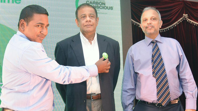 Pinning the People’s Green Pulse badge on Hemasiri Fernando – Chairman, People’s Bank by Sanithde S. Wijerathne – CEO, Carbon Consulting Company. Also in the picture is N.Vasantha Kumar – CEO/GM, People’s Bank 