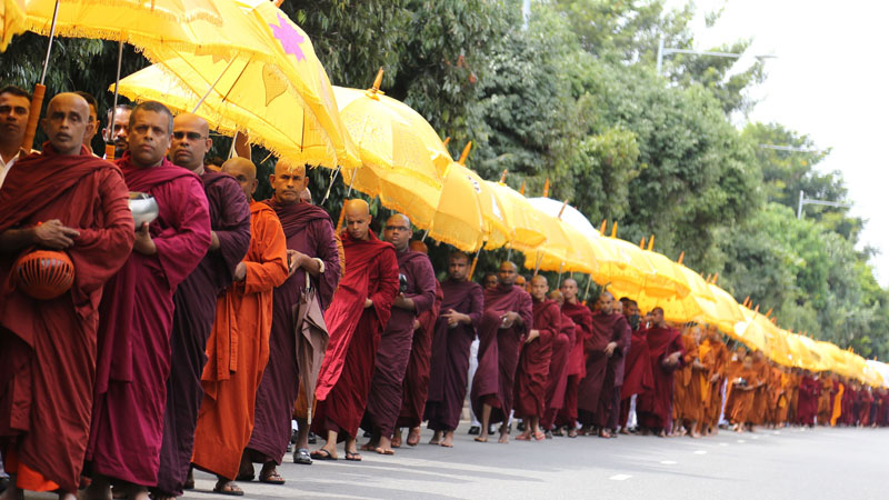 PINDAPATHA BY 500 MONKS ON SECOND DAY OF DIYAWANNA VESAK ZONE | Daily News