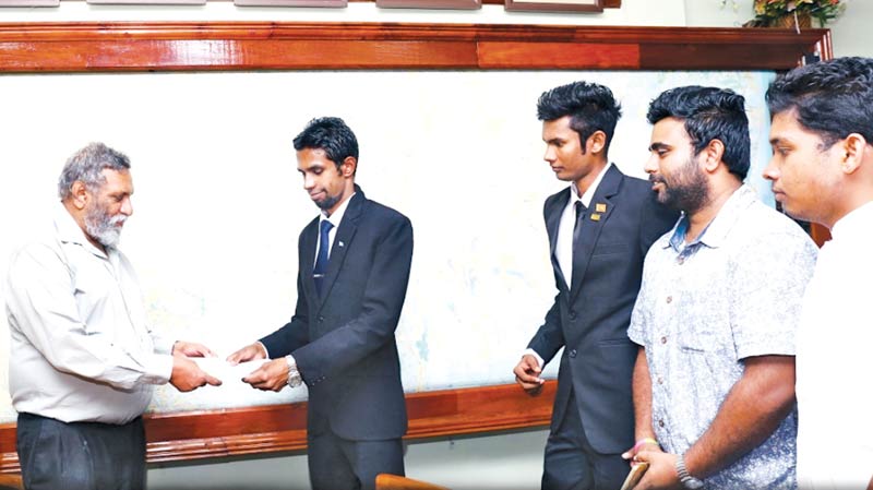 Youth Parliament Speaker Sachinda Dulanjana Witharana  handing over the request letter to the Election Commission Chairman Mahinda Deshapriya.