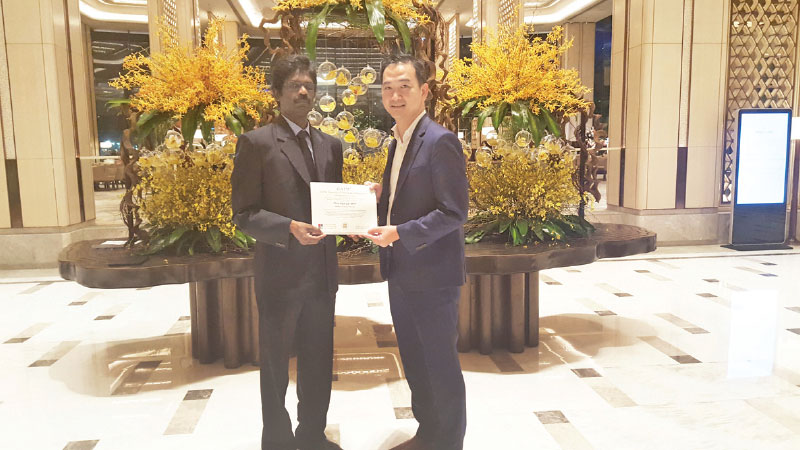 Chia Hock Lai receive “Master Financial Planner” Certification from Rajkumar Kanagasingam, GAFM Representative in Sri Lanka and the Maldives and Facilitator of the Asia - Pacific Executives Forum, at Shangri-La Hotel, Colombo recently