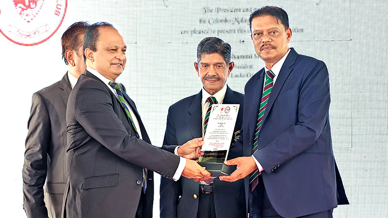 A commemorative plaque being presented to CEO of Sri Lanka Cricket Ashley de Silva by the CMCC President Rizwan Badoordeen.