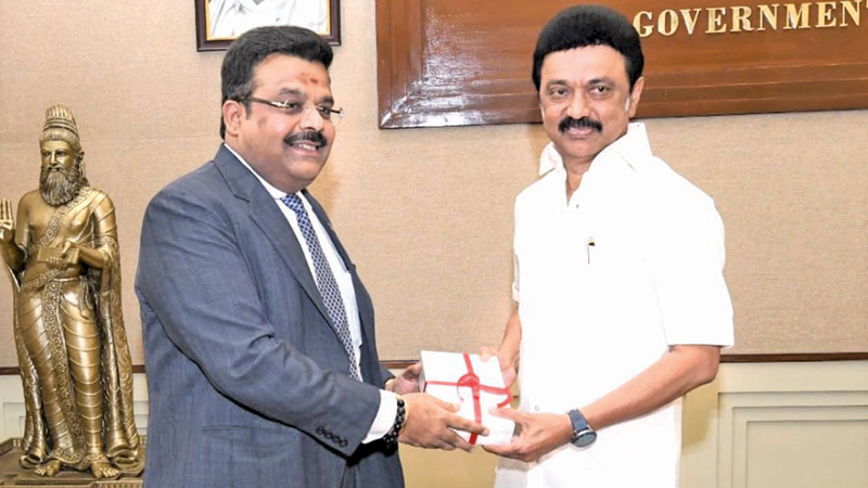 Deputy High Commissioner Chennai, Dr D. Venkateshwaran  presenting a token of appreciation to Tamil Nadu Chief Minister M. K.  Stalin.  