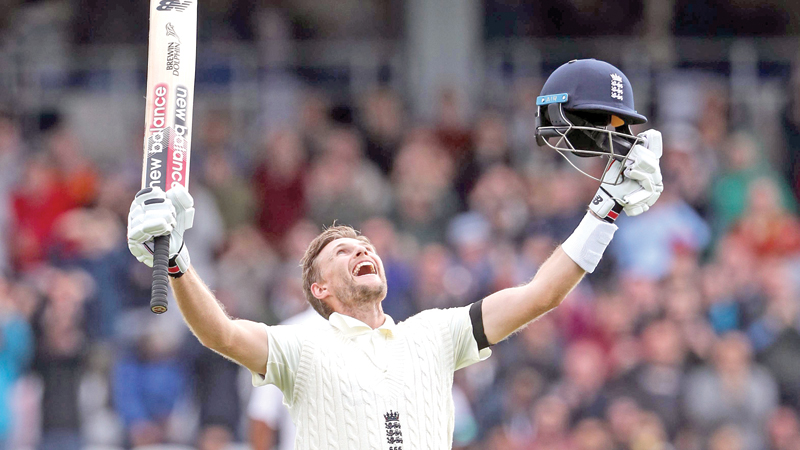 Joe Root reached his century and 10000 runs in Test cricket.