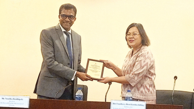 President NCCSL Nandika Buddhipala presents a token of appreciation to Indonesian Ambassador to Sri Lanka Dewi Gustina Tobbing  