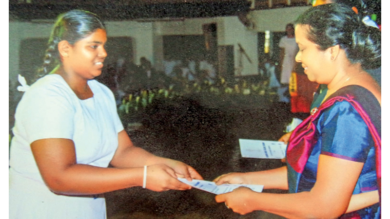 Devindu Charithapani receiving Certificate from the Chief Guest. Picture by Upananda Jayasundera-Kandy sports Spl. Corr     