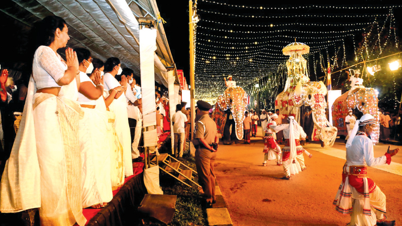 The final Randoli Perahera of the Sumana Saman Devala Perahera festival was held on Saturday (10) night.