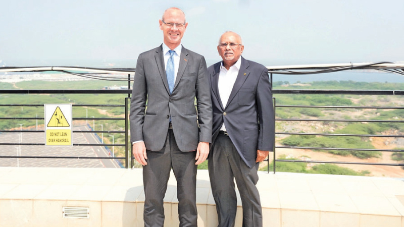 COO of HIPG Tissa Wickramasinghe with Australian High Commissioner Paul Stephens at the Port’s Sky Lounge 