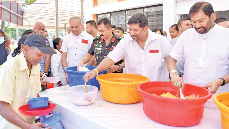 Senior Advisor to the President on National Security and President’s Chief of Staff Sagala Ratnayake, Senior Advisor to the President, Ruwan Wijewardene, Army Commander Lieutenant General Vikum Liyanage and former minister Daya Gamage, at the launch of the community kitchen at the Hunupitiya Gangaramaya Temple.