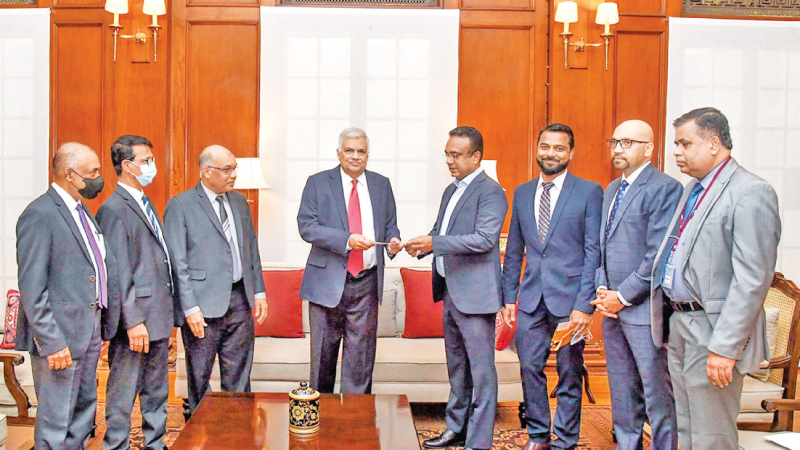 President Ranil Wickrekesinghe receiving the cheque for Rs.3 billion as part of the Sri Lanka Bureau of Foreign Employment’s contribution to the Treasury from Minister of Labour and Foreign Employment Manusha Nanayakkara. 