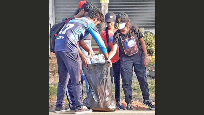 Youth engaged in a cleaning project.  Picture by Rexi Wettasinghe