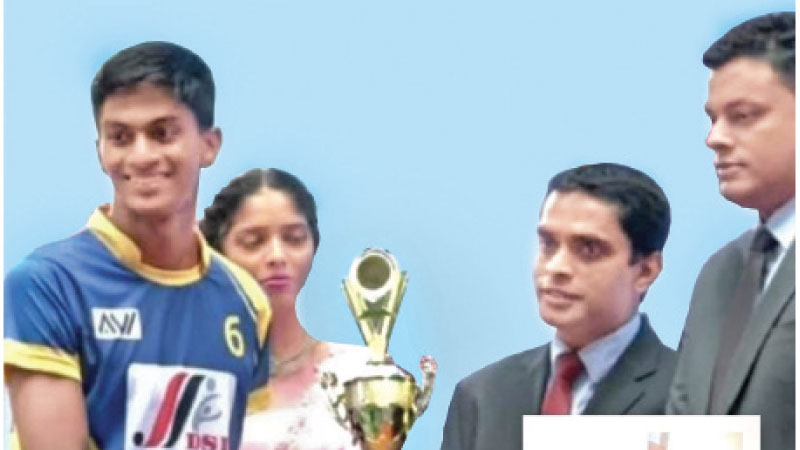 Daham Chamika of St. Joseph Vaz College Wennappuwa who was adjudged as the Best Attacker receiving his Award from the Chief Guest. (Picture by Dilwin Mendis Moratuwa Sports Special Ccrrespondent).  