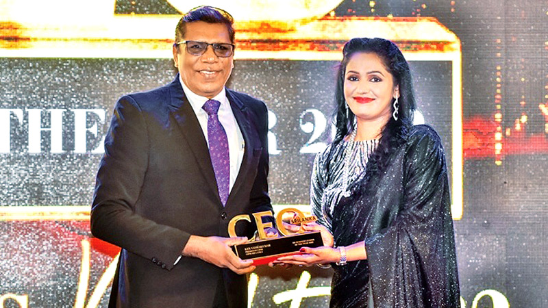 Ken Vijayakumar receiving the award
