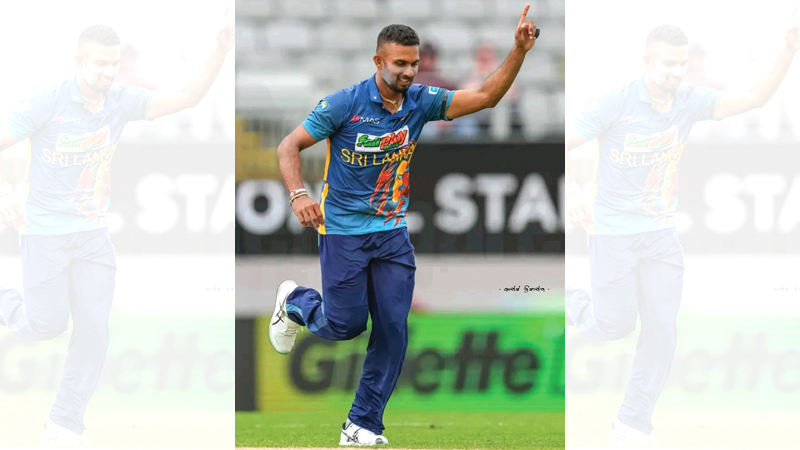 Sri Lanka skipper Dasun Shanaka in #T20WorldCup jersey! 😍 How do you rate  the two? 🏆️ #RoaringForGlory