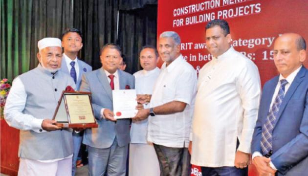 Nazeeha Hardware and Construction officials receive the award from Minister for Urban Development and Housing Prasanna Ranatunga.