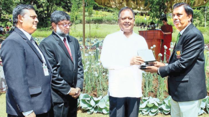 Minister Dr. Amunugama presenting a special appreciation award to the Sri Lanka School of Agriculture Past Student’s Association President, Rohitha Nanayakkara. Picture by Saliya Rupasinghe
