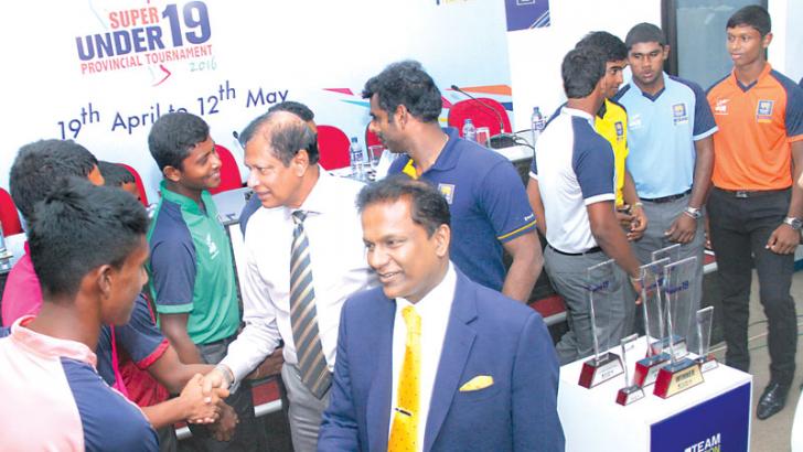 Sri Lanka Cricket president Thilanga Sumathipala, secretary Mohan de Silva and Sri Lanka captain Angelo Mathews chatting to the captains of the respective provincial under 19 teams at SLC headquarters yesterday. Picture by Ruwan de Silva