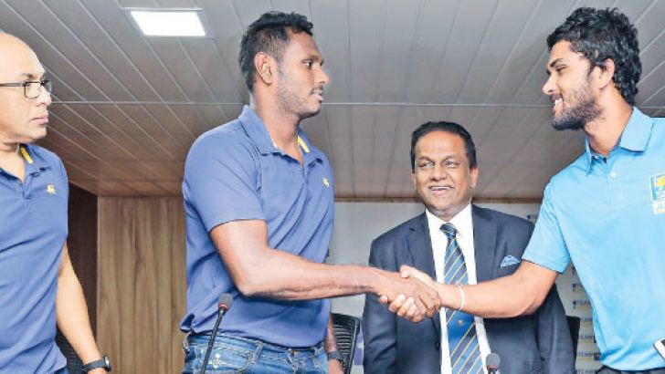 Sri Lanka Test captain Dinesh Chandimal (right) congratulates Angelo Mathews on his appointment as Sri Lanka ODI and T20I captain in the presence of head coach Chandika Hathurusingha and SLC president Thilanga Sumathipala. (PIc by Rukmal Gamage)     