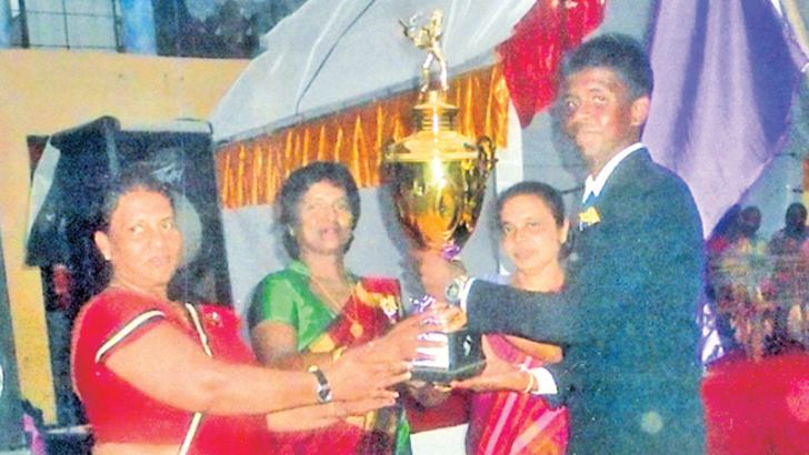 Vijaya House Captain Ishan Oshada receives the overall sports championship cup from the Guest of Honour Inoka de Silva, Principal Sarojani Nirmala Kotalawala and Sports Teacher N N Kulathunga. (Pic by Kalutara Central Special H L Sunil Shantha