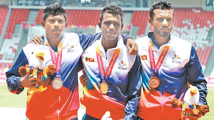 Victorious SL medalists in 200M T42 event: Gold medalist Amila Prasanna (centre), silver medalist Upul Indika Chooladasa (left) and Bronze medalist Charitha Nirmala 
