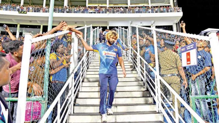 Lasith Malinga greeting cricket fans