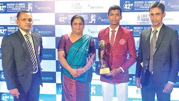 The Sunday Observer Mobitel Schoolboy Cricketer Awards Ceremony 2019/20 was held at BMICH Colombo. Prabuddha Madushan Premalal posed for a photograph with the officials of his school after receiving his Award. Standing Left to Right – Suranga Ranatunga (Master in Charge of Cricket), Mrs. Nirodha Abeywickrama (Principal), Prabuddha Madushan Premalal, Dilip Chandrasekera (Coach) – Picture by Dilwin Mendis Moratuwa Sports Special Correspondent