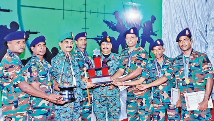 Army Commander Lt. Gen. Vikum Liyanage who was the Chief Guest on the occasion presenting awards to the winners.