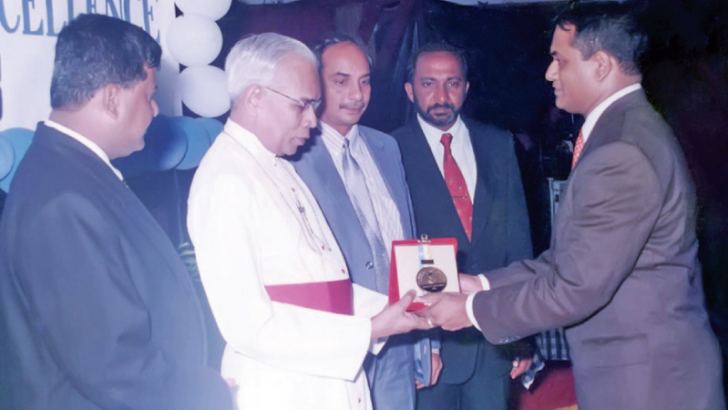 Conferment of award “The Greatest Old Maryite of All Time” on Archbishop Fernando by the author as the OBA President in 1998.