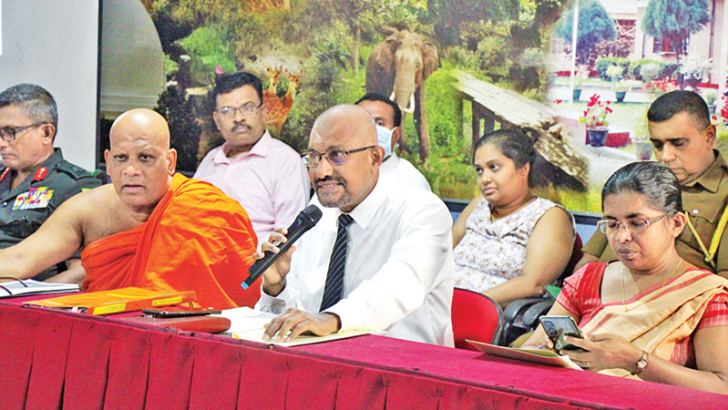Mihintale Raja Maha Viharadhipathi Ven. Dr. Walawahengunawe Dhammarathana Nayaka Thera and Anuradhapura Government Agent Janaka Jayasundara at a press conference. 